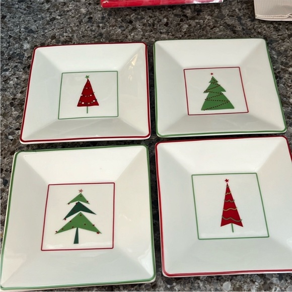 New in box! Set of 4 Crate & Barrel square Christmas tree hors dessert plates - Picture 8 of 8